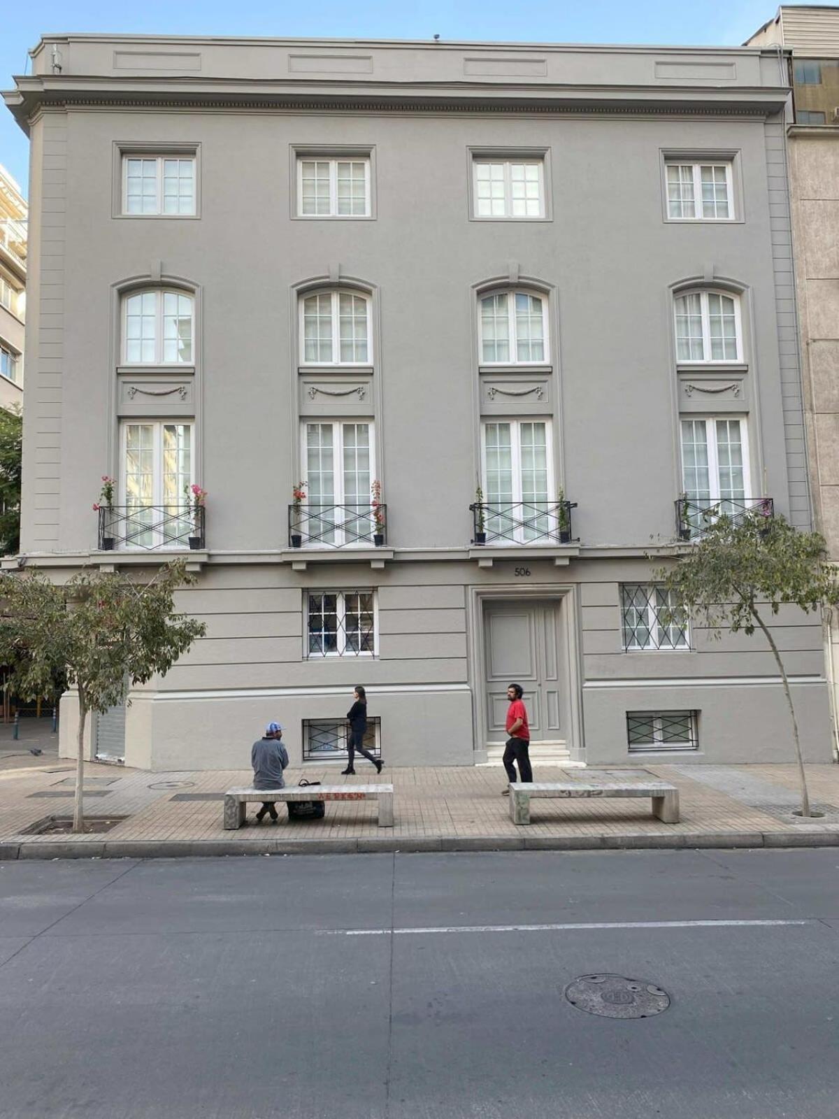 Hom I Lujoso En Calle Monjitas Santiago